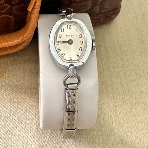 Vintage Timex Quartz Silver Tone Bracelet Style Stretch Band Wristwatch / Watch.